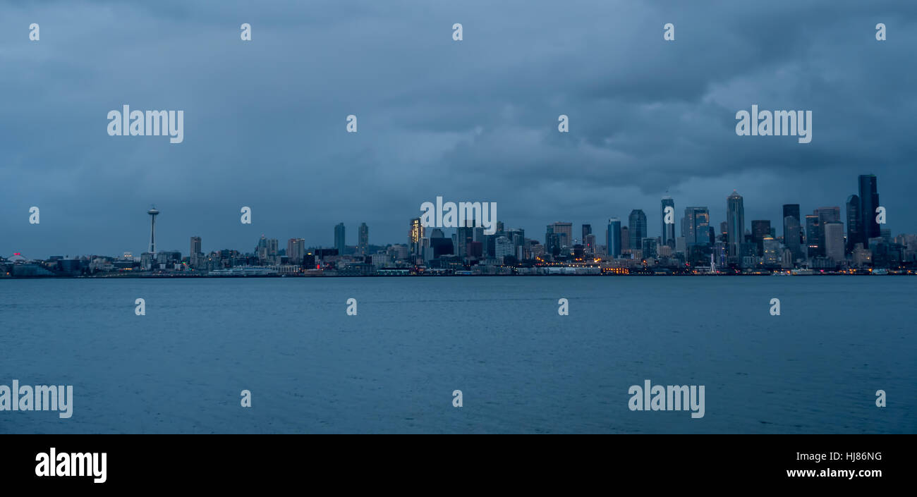Una vista del Seattle skyline notturno. Foto Stock