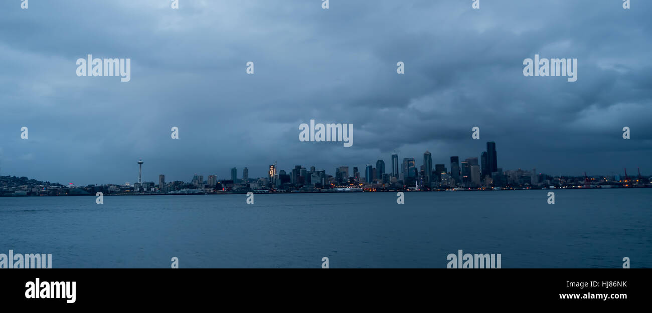Una vista del Seattle skyline notturno. Foto Stock