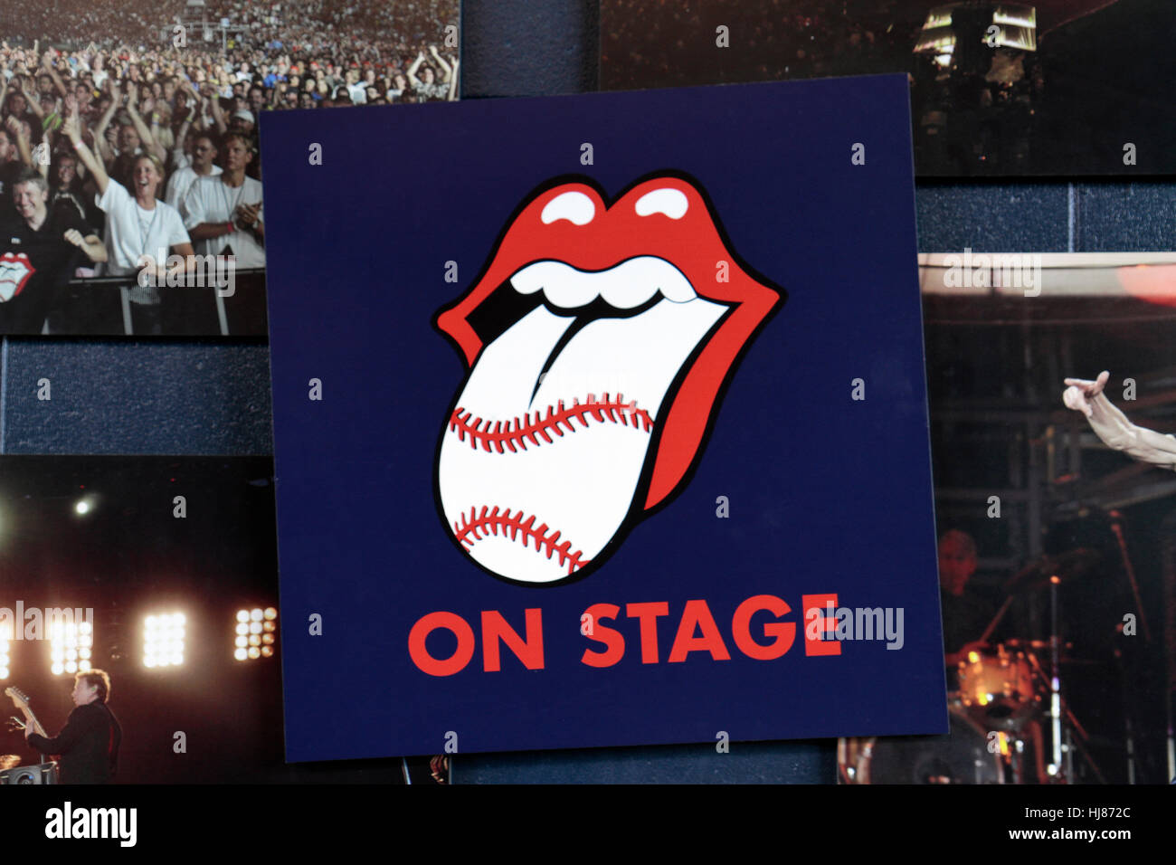 Rolling Stones (logo con Rex Sox tema) sul Live al Fenway Park memorial wall Fenway Park, casa dei Boston Red Sox, Boston, MA, Stati Uniti. Foto Stock