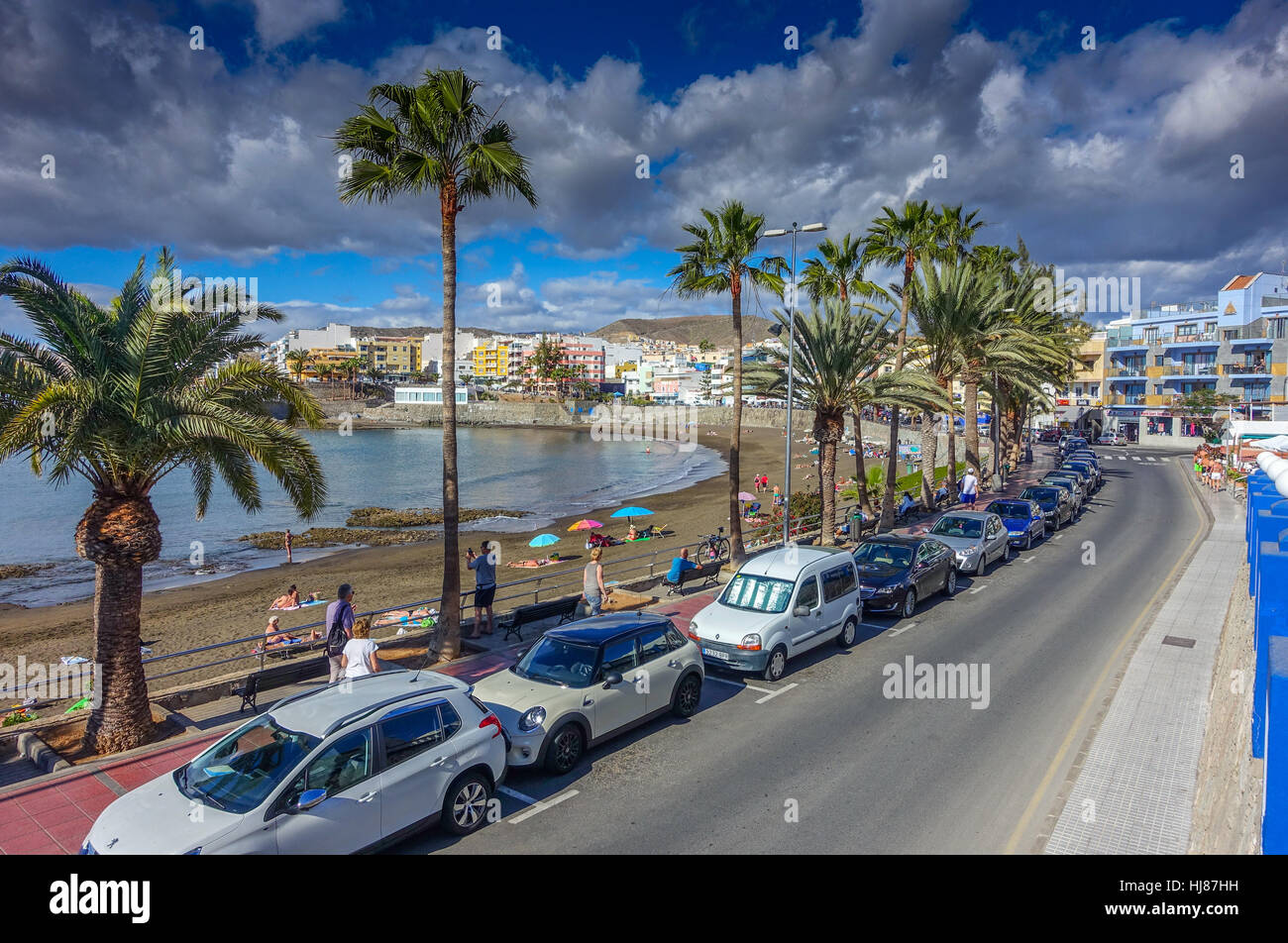 Arguineguin Bay beach e blue sky, meta di vacanza, Gran Canaria Foto Stock