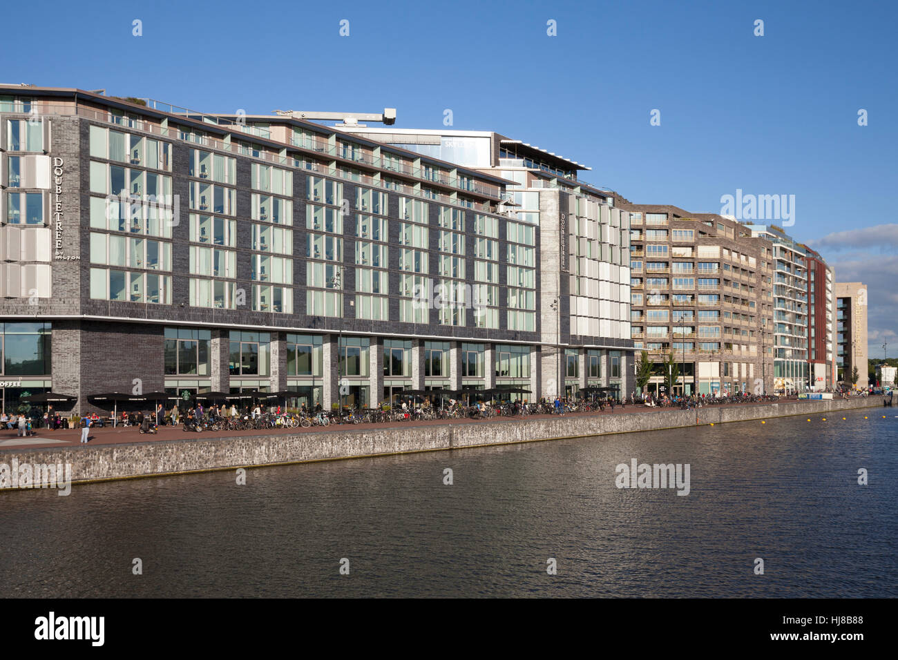 Architettura moderna, Hilton Hotel Double Tree e libreria su Oosterdok, Amsterdam, Olanda, Paesi Bassi Foto Stock