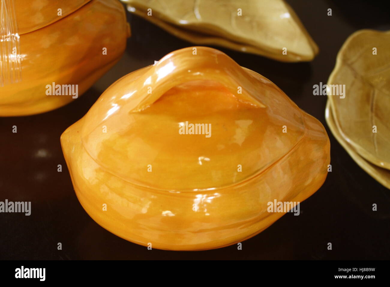 Le vongole in ceramica sulla parte posteriore in nero, massa Foto Stock