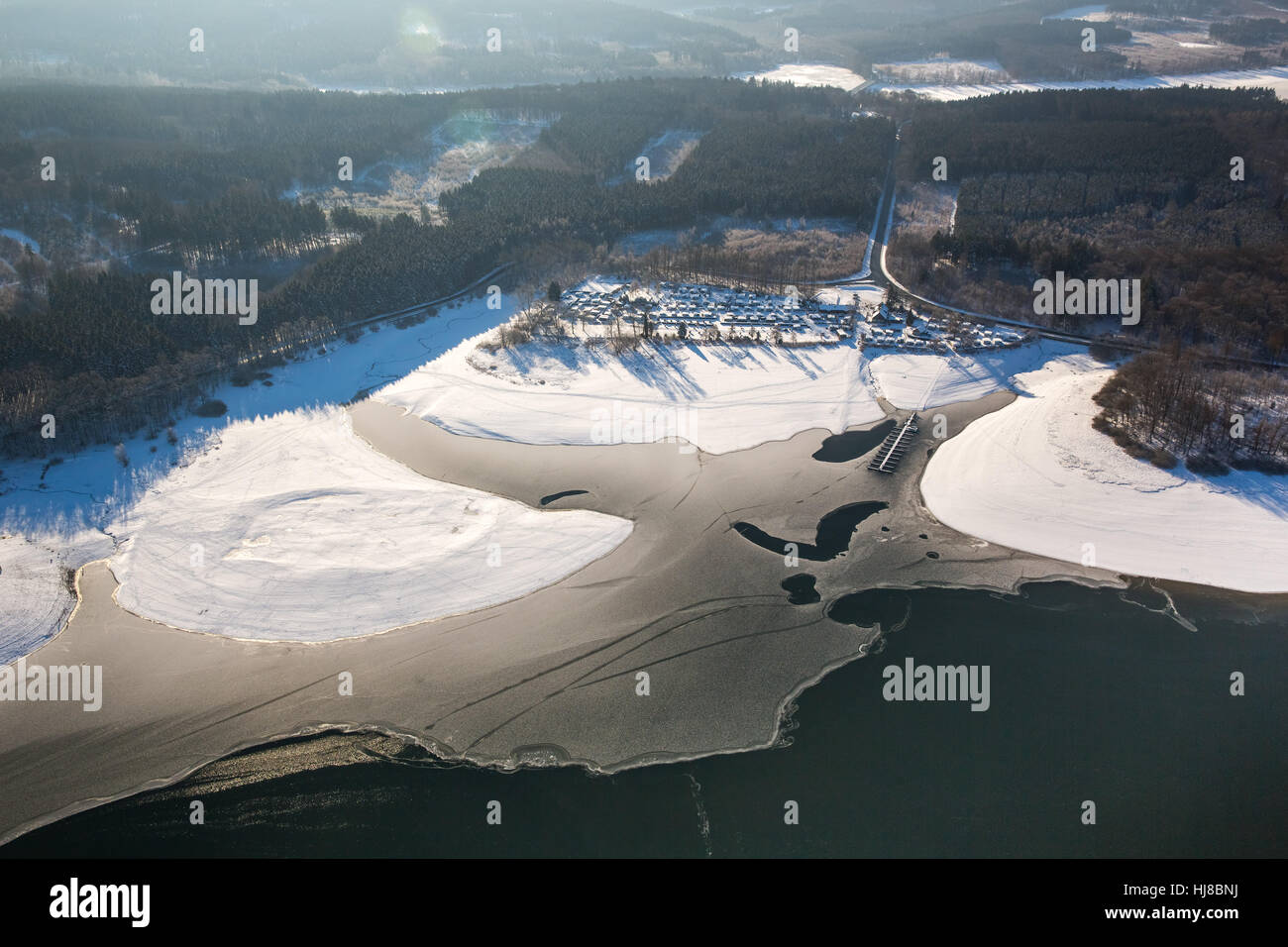 Ghiaccio sulla South Shore Club vela Möhnesee-South, levità ignaro passeggini sul ghiaccio sottile, ghiaccio sul lago di Möhnesee, Foto Stock
