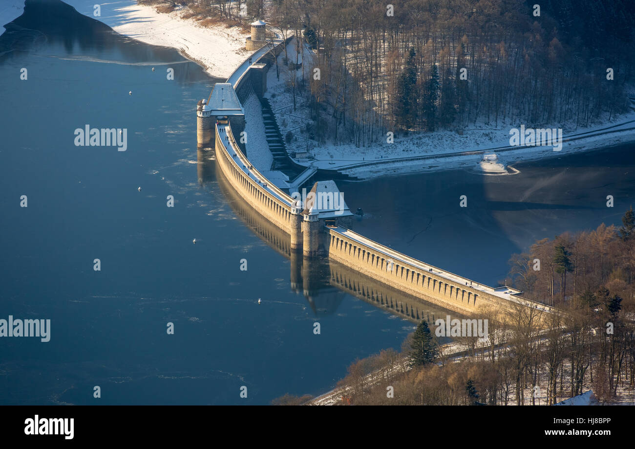 Diga lago Möhnesee nella luce della sera, in inverno, acqua bassa ad Möhnesee, Mohnesee lago, Sauerland, la zona della Ruhr, Foto Stock