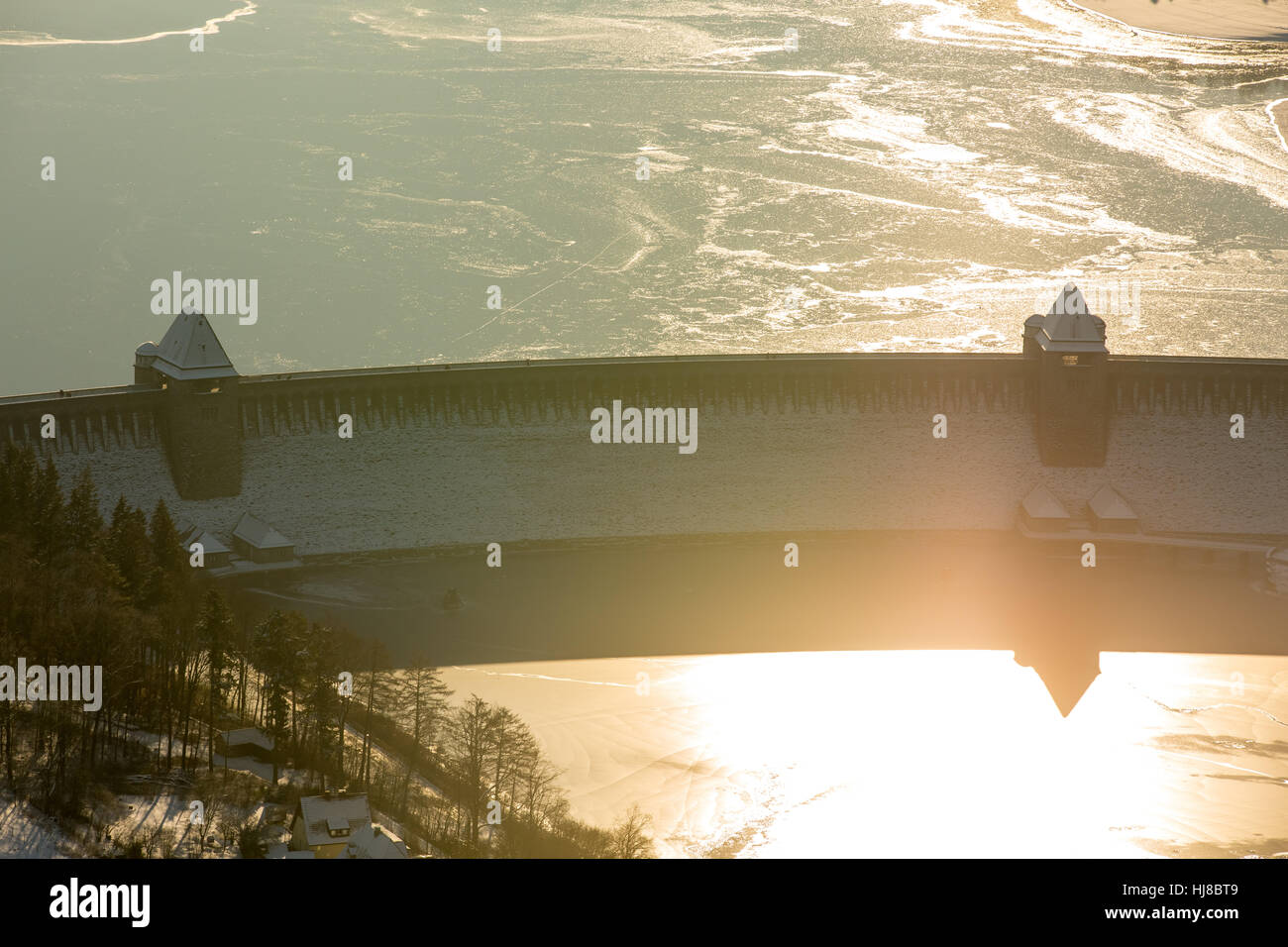 Diga lago Möhnesee nella luce della sera, in inverno, acqua bassa ad Möhnesee, Mohnesee lago, Sauerland, la zona della Ruhr, Foto Stock