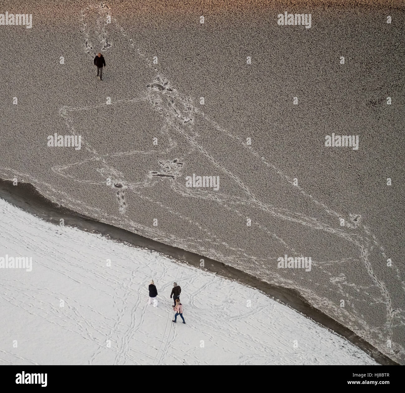 Ghiaccio sulla South Shore Club vela Möhnesee-South, levità ignaro passeggini sul ghiaccio sottile, ghiaccio sul lago di Möhnesee, Foto Stock