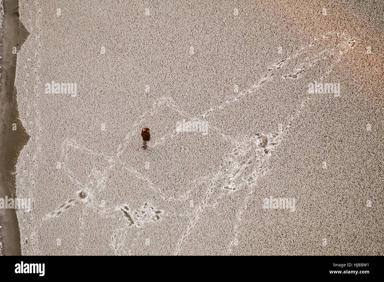 Ghiaccio sulla South Shore Club vela Möhnesee-South, levità ignaro passeggini sul ghiaccio sottile, ghiaccio sul lago di Möhnesee, Foto Stock