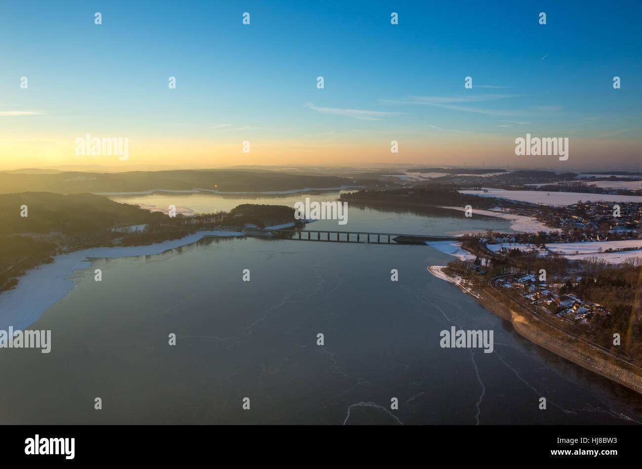 In inverno, acqua bassa ad Möhnesee, Sauerland, la zona della Ruhr, Renania settentrionale-Vestfalia, Germania, Europa, uccelli-eyes view, antenna Foto Stock