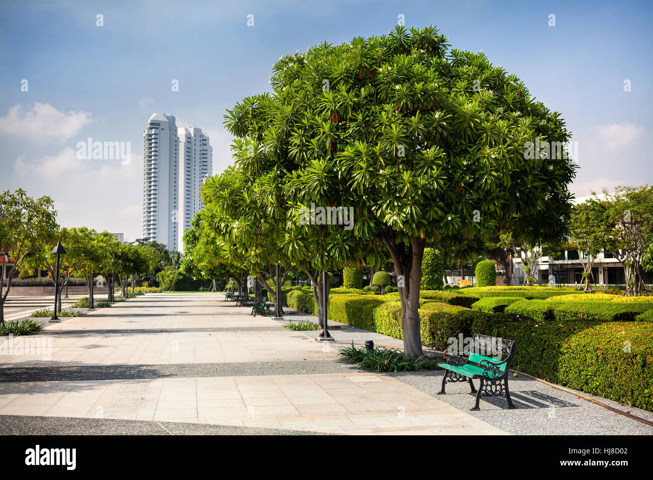 Panchina nel parco di Rama VII a Bangkok, in Thailandia Foto Stock