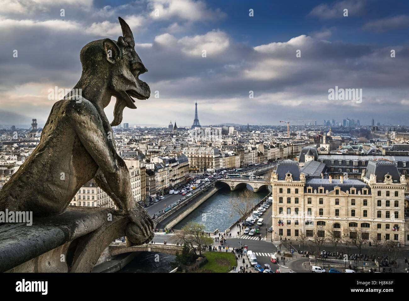 Gargoyle statua sulla Cattedrale di Notre Dame e dello skyline della città, Parigi, Francia Foto Stock