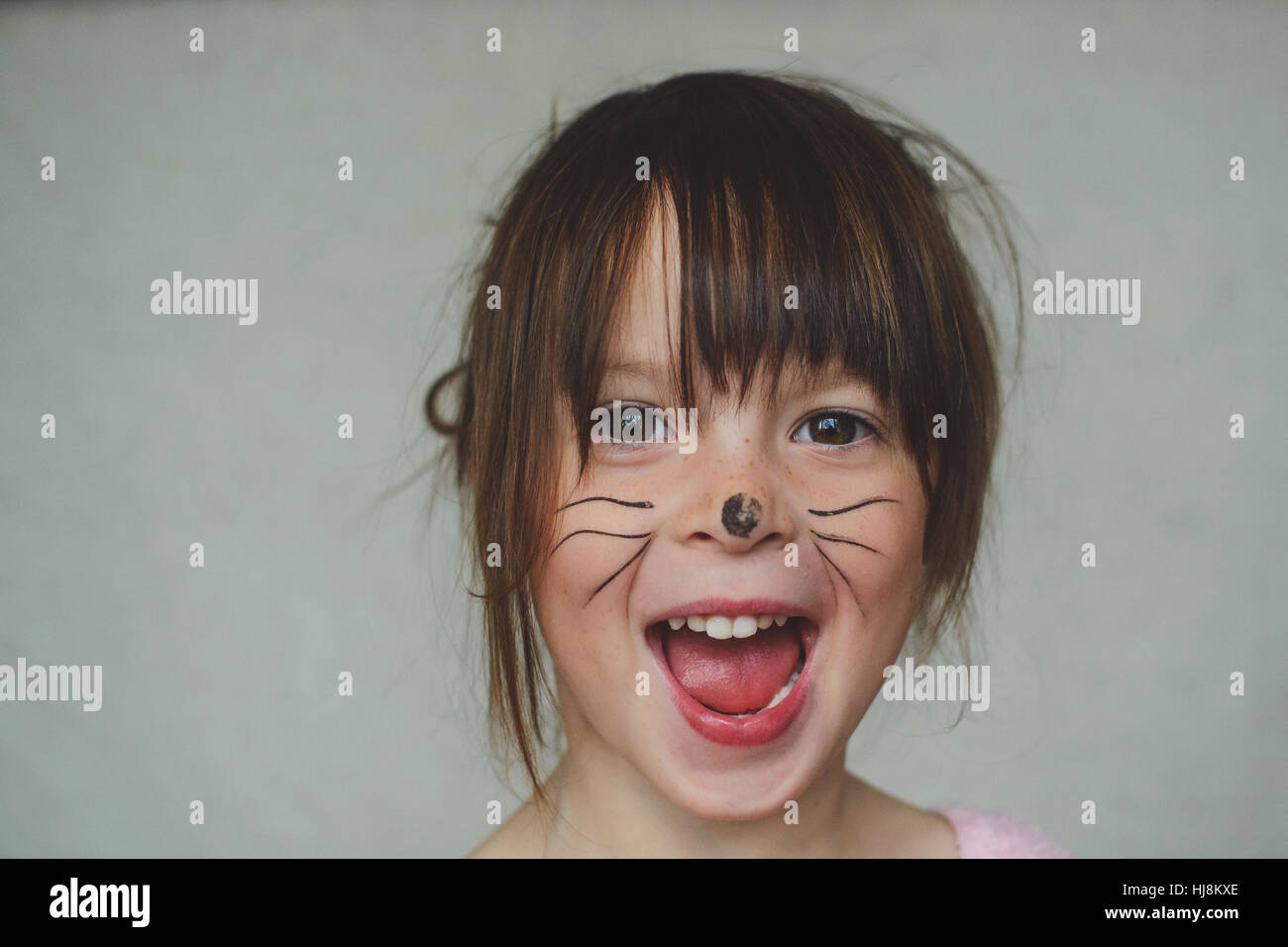 Ritratto di una ragazza con bunny face paint Foto Stock