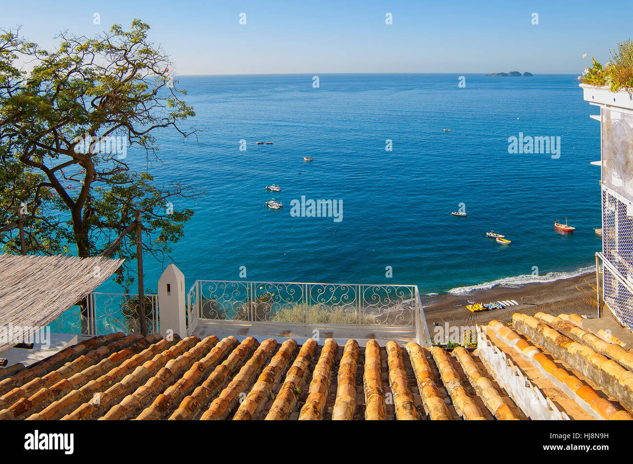 La spiaggia e l'oceano, Positano, Costiera Amalfitana, Italia Foto Stock