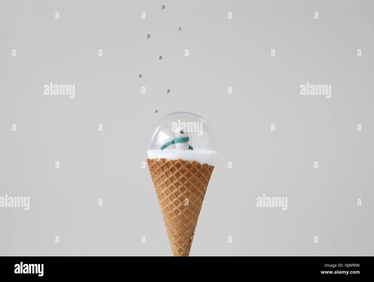 Snow Globe sul cono gelato con un pizzico Foto Stock