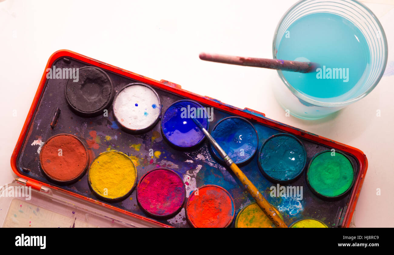 Tavolozza di acquerelli con diversi colori di vernice Foto Stock