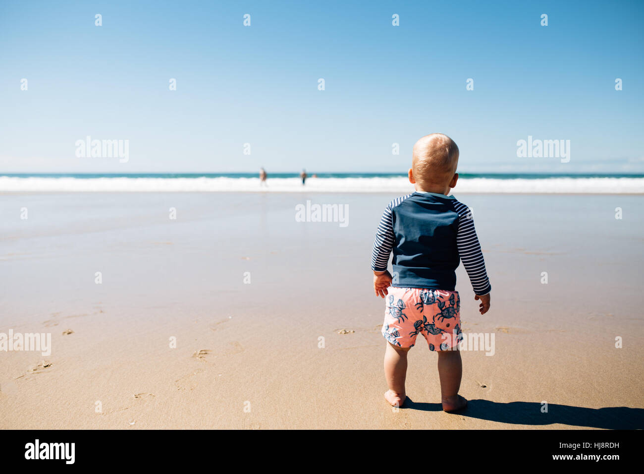 Ragazzo che sta sulla spiaggia, teste di Noosa, Queensland, Australia Foto Stock Ragazzo che sta sulla spiaggia, teste di Noosa, Queensland, Australia Foto Stock