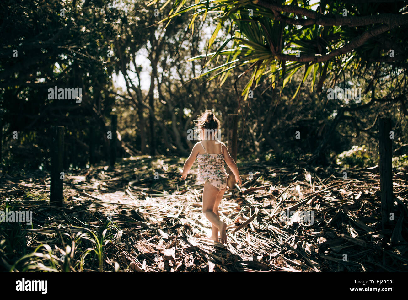Giovane ragazza camminare attraverso la boccola di sabbia, Kingscliff, Nuovo Galles del Sud, Australia Foto Stock Giovane ragazza camminare attraverso la boccola di sabbia, Kingscliff, Nuovo Galles del Sud, Australia Foto Stock
