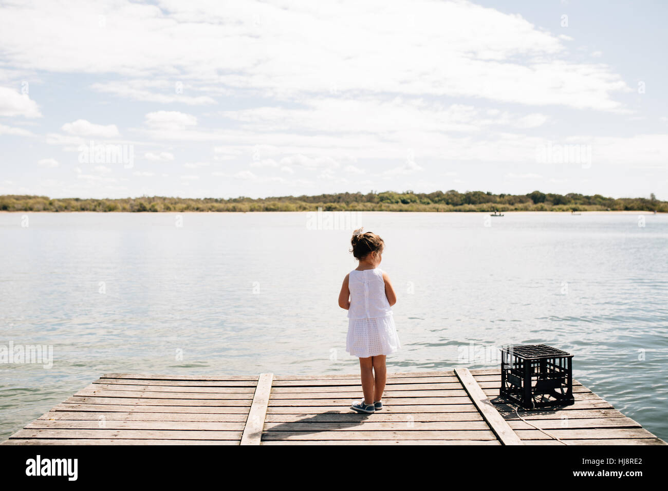 Ragazza in piedi alla fine di un dock, teste di Noosa, Queensland, Australia Foto Stock Ragazza in piedi alla fine di un dock, teste di Noosa, Queensland, Australia Foto Stock
