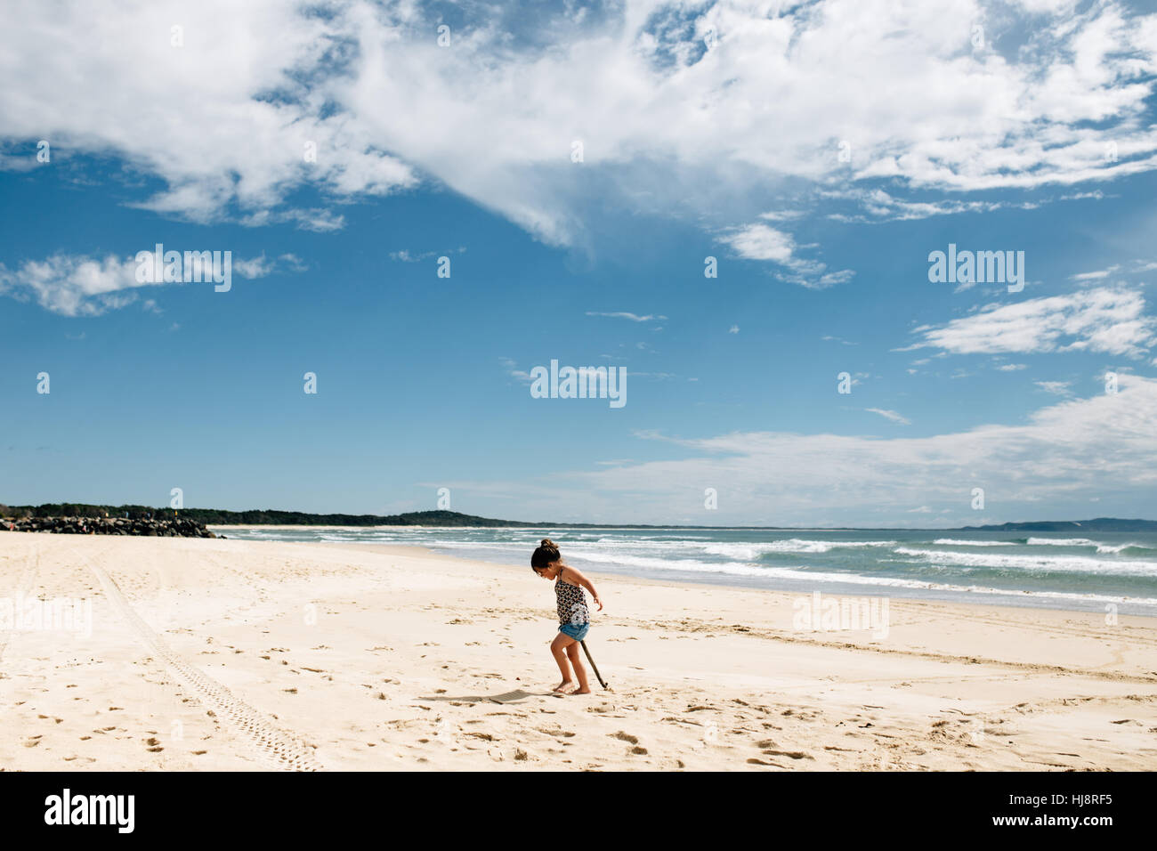 Ragazza camminare sulla spiaggia, teste di Noosa, Queensland, Australia Foto Stock Ragazza camminare sulla spiaggia, teste di Noosa, Queensland, Australia Foto Stock