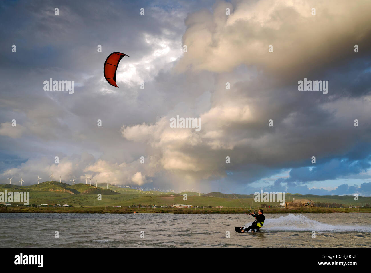 L'uomo kite surf, Spiaggia Los Lances Tarifa, Cadice, Andalusia, Spagna Foto Stock