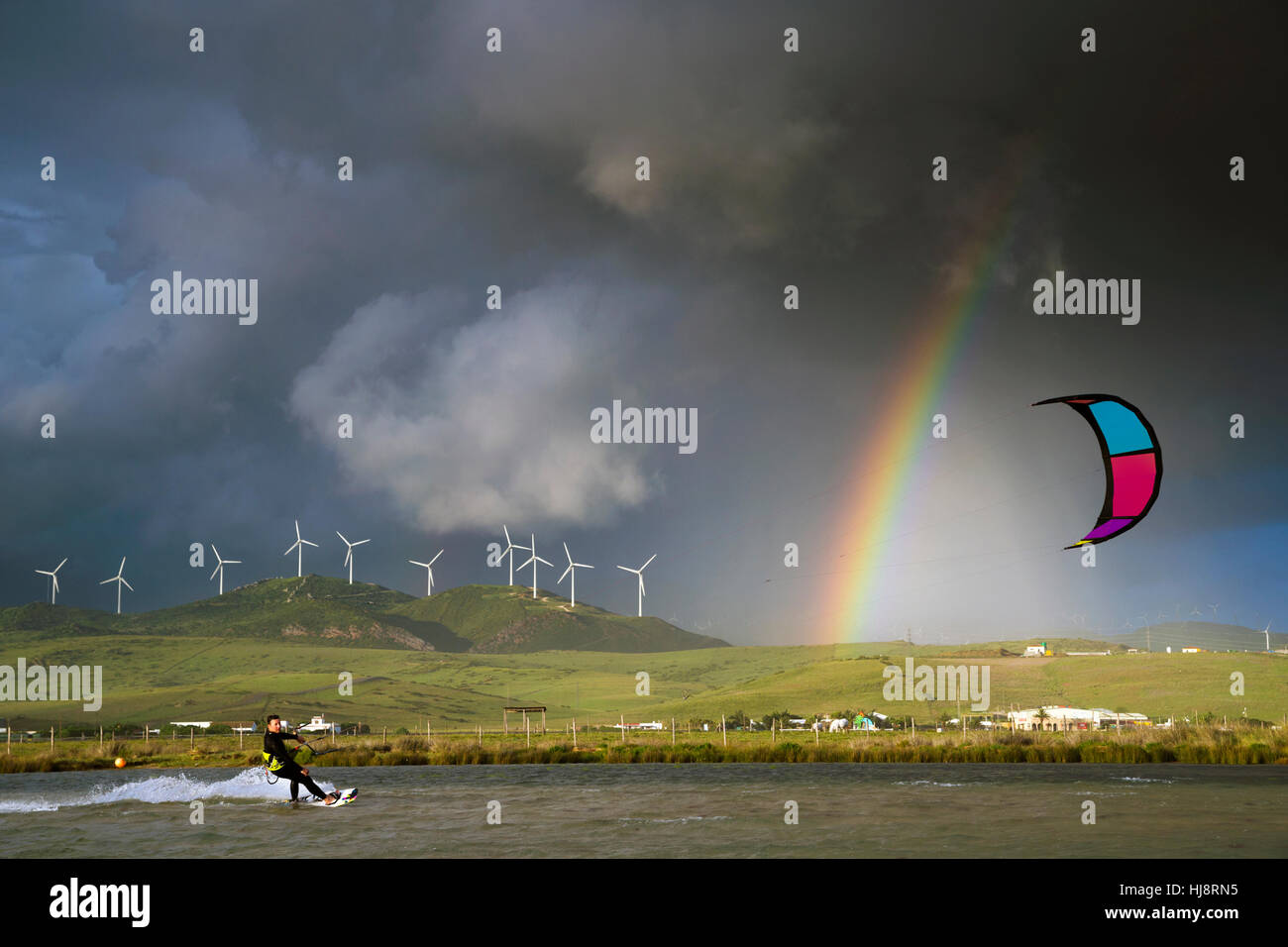 L'uomo kite surf, Spiaggia Los Lances Tarifa, Cadice, Andalusia, Spagna Foto Stock