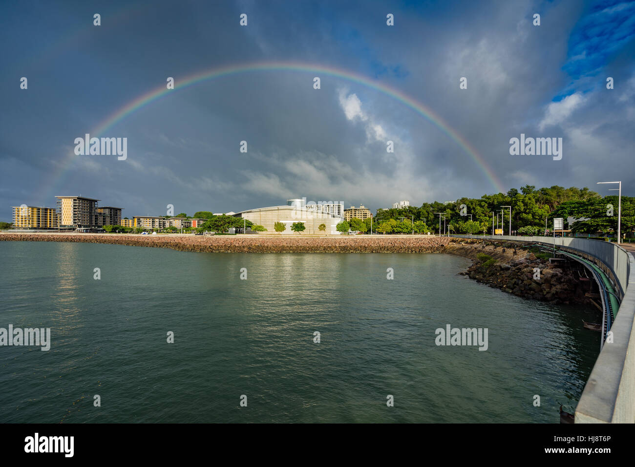Rainbow su Darwin Waterfront, Territorio del Nord, l'Australia Foto Stock