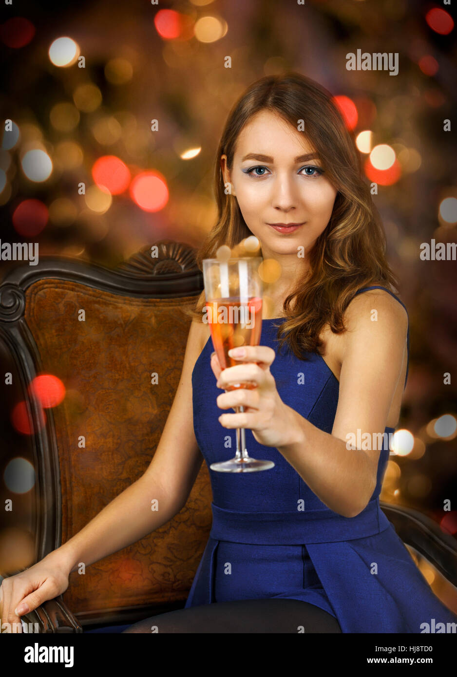 Ritratto di una donna elegante con un bicchiere di champagne Foto Stock
