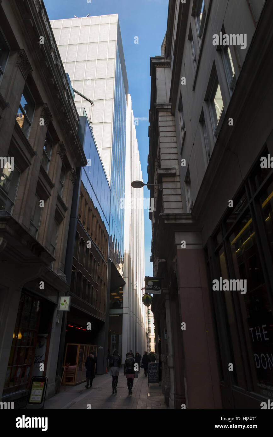 Nuovo tribunale, il moderno ufficio della sede centrale di Rothschild in St Swithin's Lane, London EC4 progettato da Rem Koolhaus di OMA in una giornata di sole con cielo blu Foto Stock