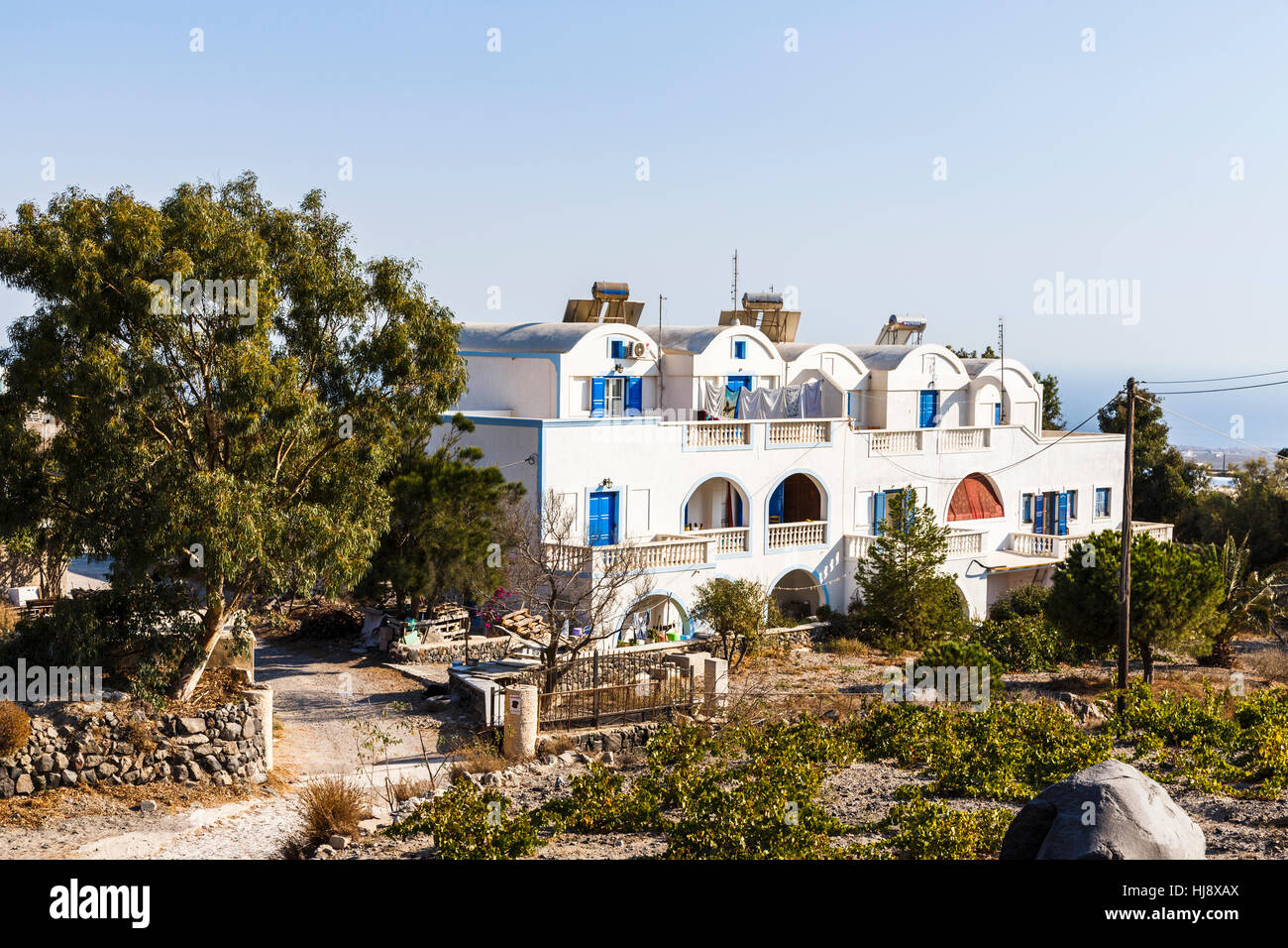 Bianco grande casa di paese vicino alla cantina Venetsanos sull isola di Santorini su un limpido giornata soleggiata con cielo blu Foto Stock