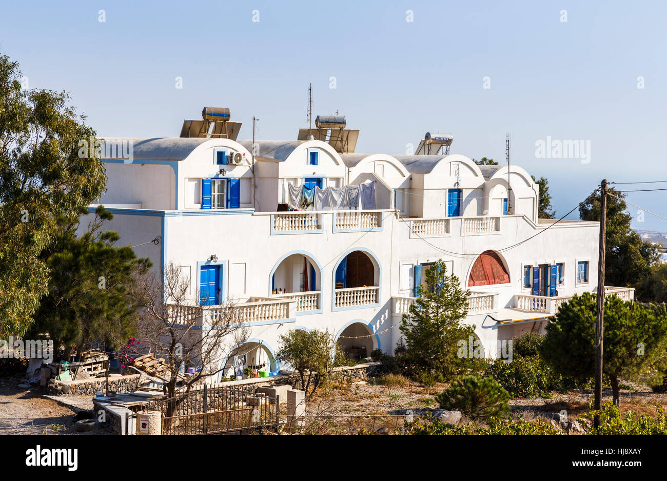 Bianco grande casa di paese vicino alla cantina Venetsanos sull isola di Santorini su un limpido giornata soleggiata con cielo blu Foto Stock