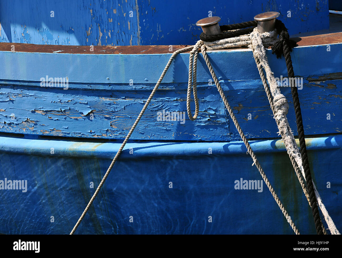 Blu, marittima, la barca da pesca, fissato, tethered, peel off, dyer, staint, Foto Stock