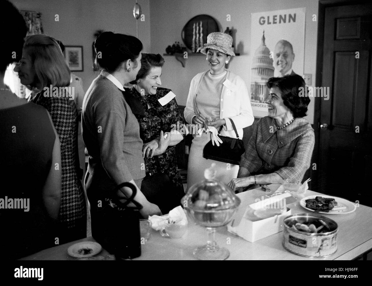 Annie Glenn, destra, milita a favore di John Glenn nel 1964 Foto Stock