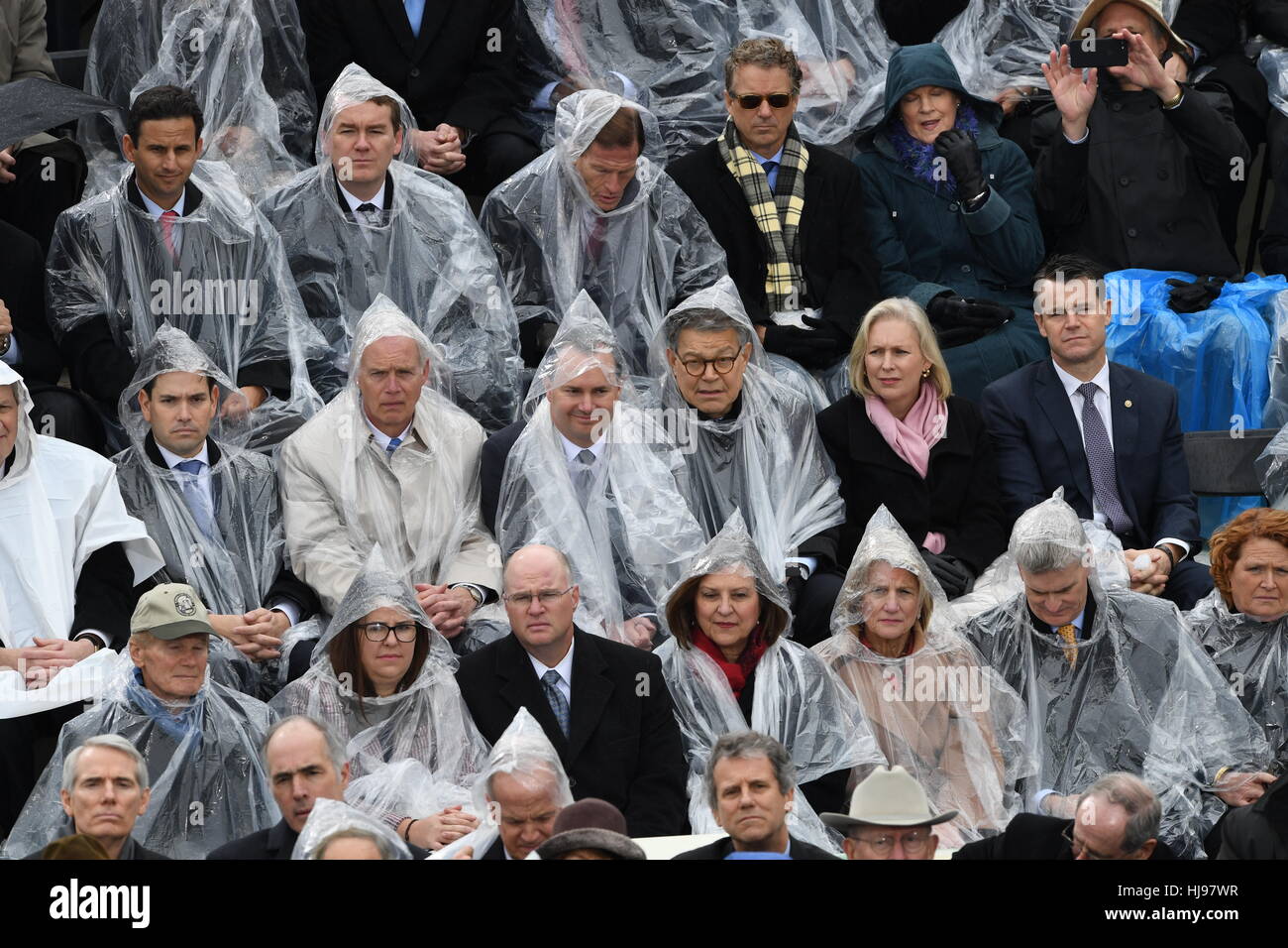 Stati Uniti Senatori indossando poncho pioggia durante una breve doccia a pioggia al Presidente cerimonia inaugurale su Capitol Hill Gennaio 20, 2017 a Washington, DC. Donald Trump divenne il quarantacinquesimo Presidente degli Stati Uniti nella cerimonia. Foto Stock