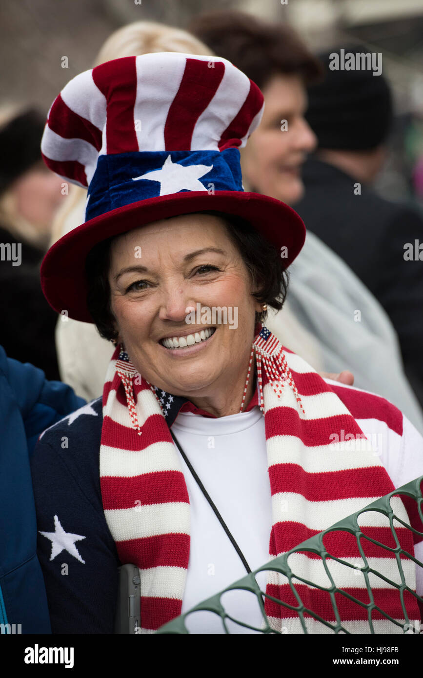 Un sostenitore di Donald Trump indossa una bandiera americana costume durante il Presidente la cerimonia di inaugurazione al Campidoglio Gennaio 20, 2017 a Washington, DC. Donald Trump divenne il quarantacinquesimo Presidente degli Stati Uniti nella cerimonia. Foto Stock