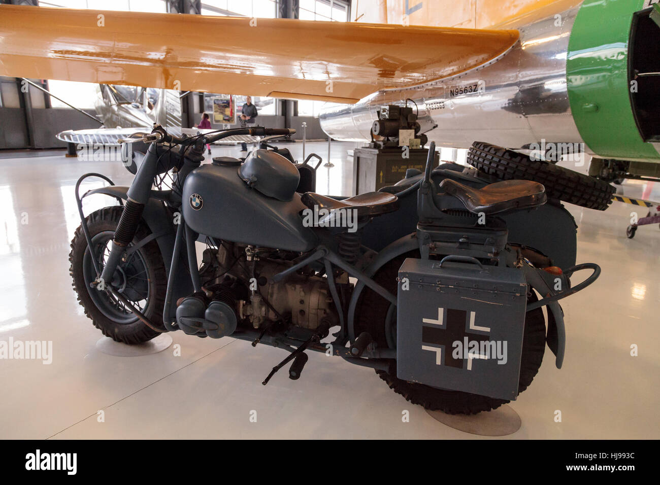 Santa Ana, CA, Stati Uniti d'America - 21 Gennaio 2017: Grigio 1943 BMW Moto e sidecar visualizzato in Lyon Air Museum in Santa Ana, California Foto Stock