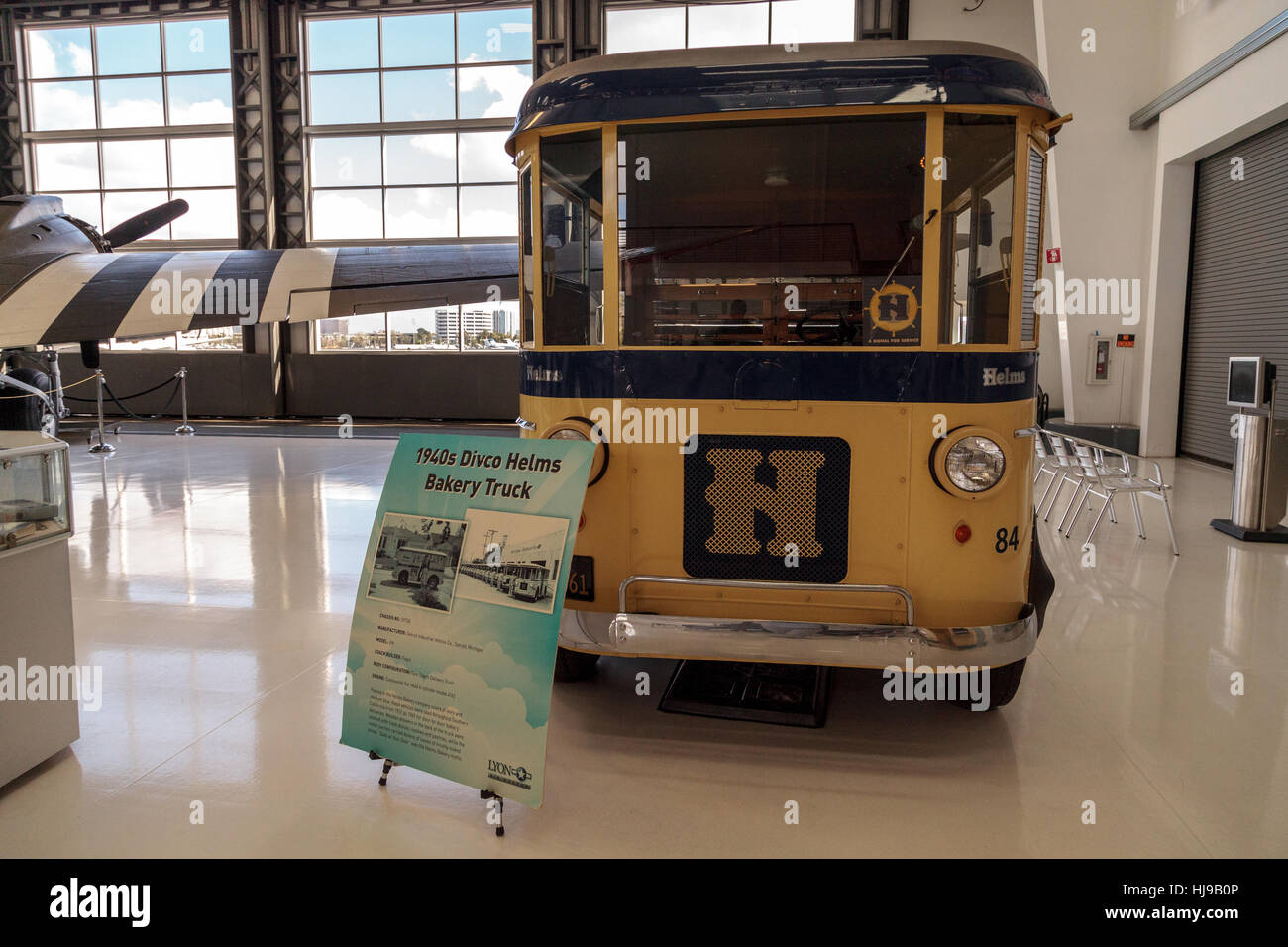 Giallo 1940s Divco Helms Bakery carrello visualizzato in Lyon Air Museum in Santa Ana, California, Foto Stock