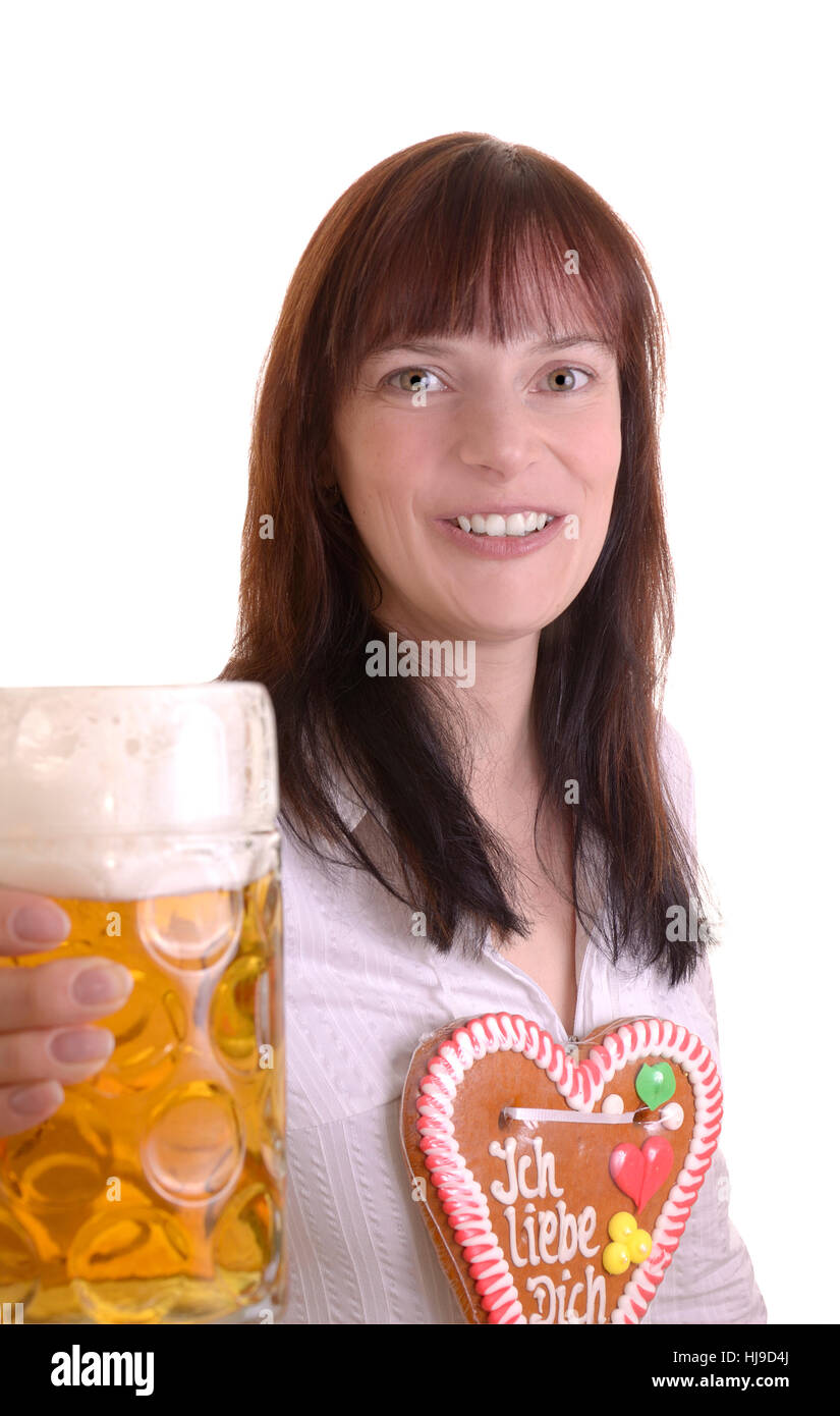 Giovane donna con boccale di birra piena di birra e pan di zenzero cuore Foto Stock