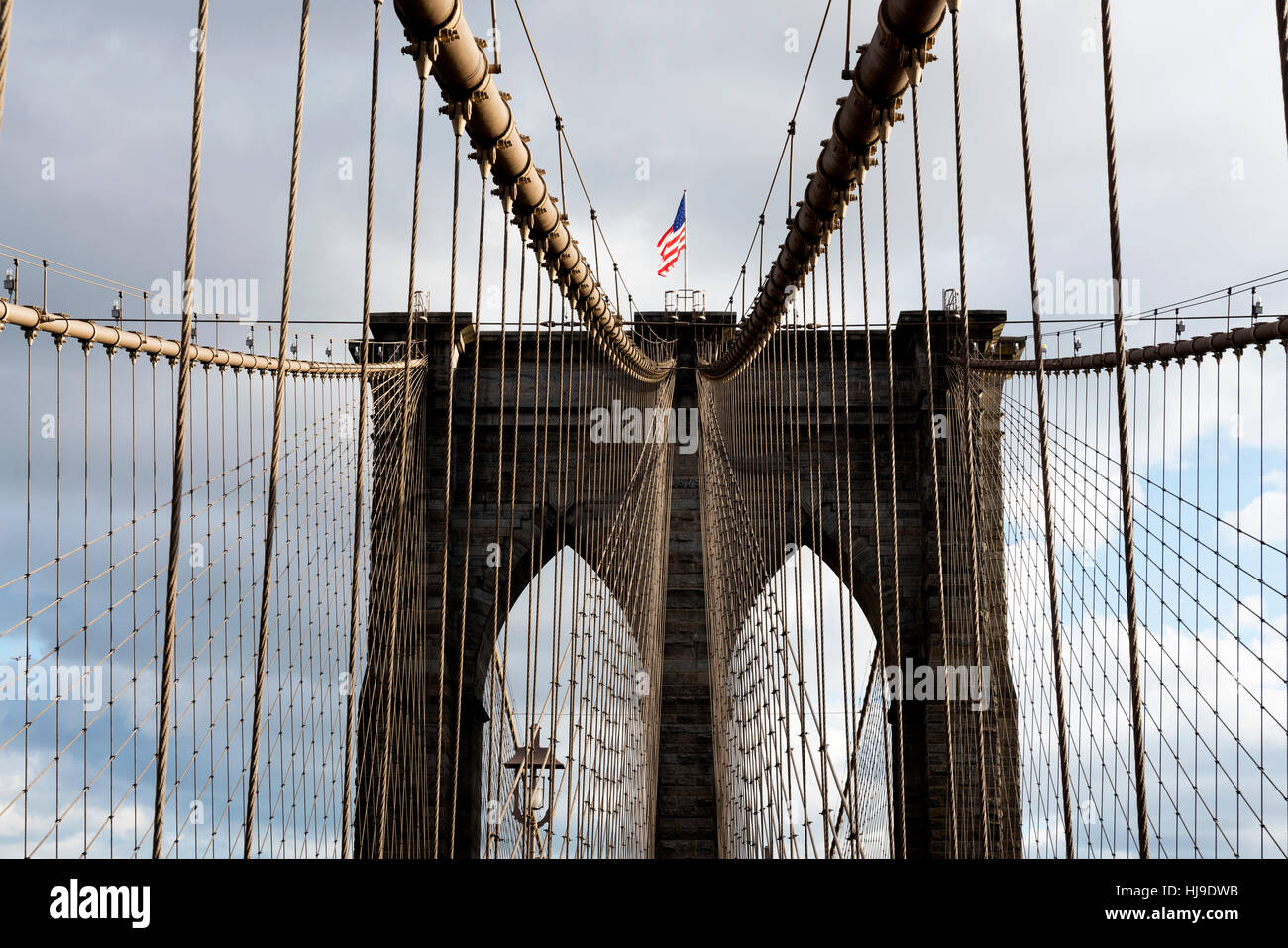 Cerca fino a una torre del ponte di Brooklyn, New York. Cavi di sospensione abbondano. Foto Stock