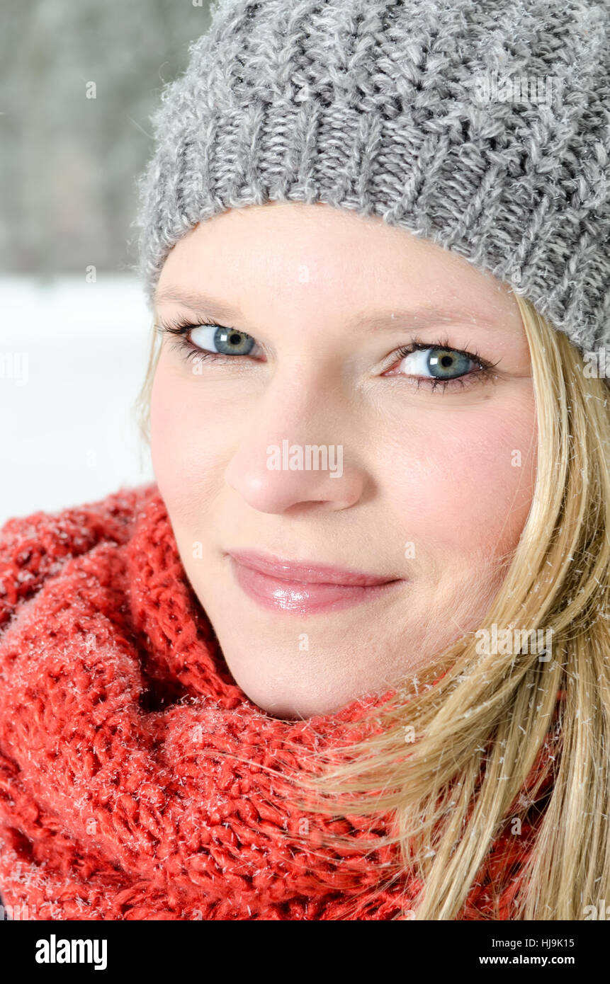 Bionda e giovane donna con cappello e sciarpa invernale ritratto della foresta Foto Stock