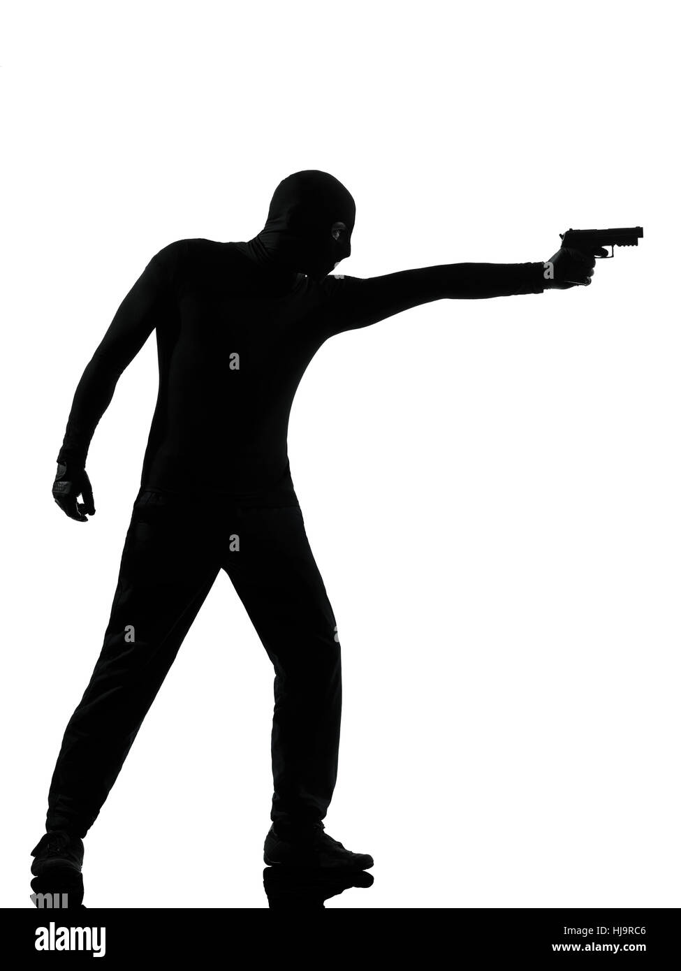 Ladro criminali attentati uomo pistola di puntamento in silhouette studio isolato su sfondo bianco Foto Stock