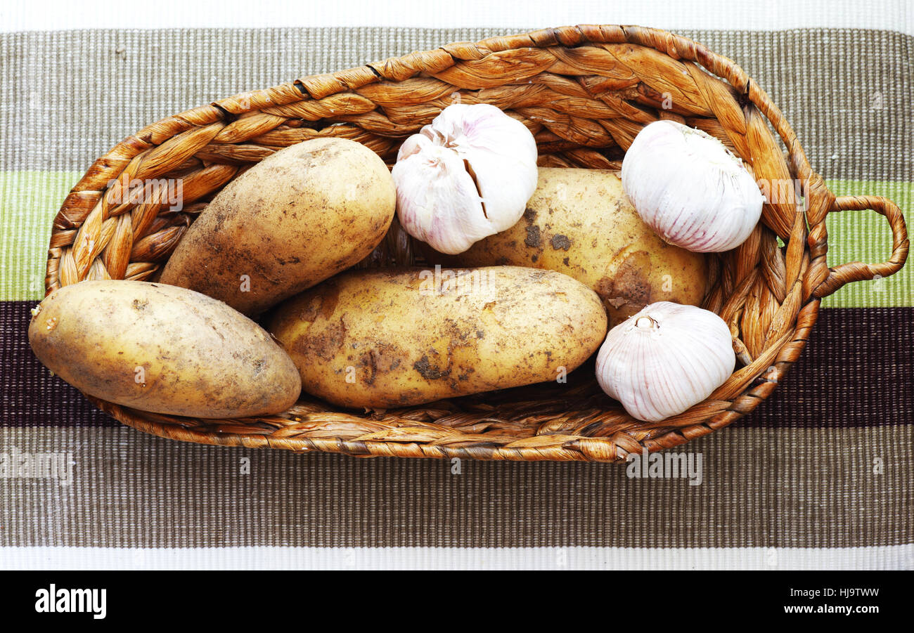 Cibo, aliment, il raccolto, il cestello, agriturismo, aglio, patate, non cotte, potatoe, Foto Stock