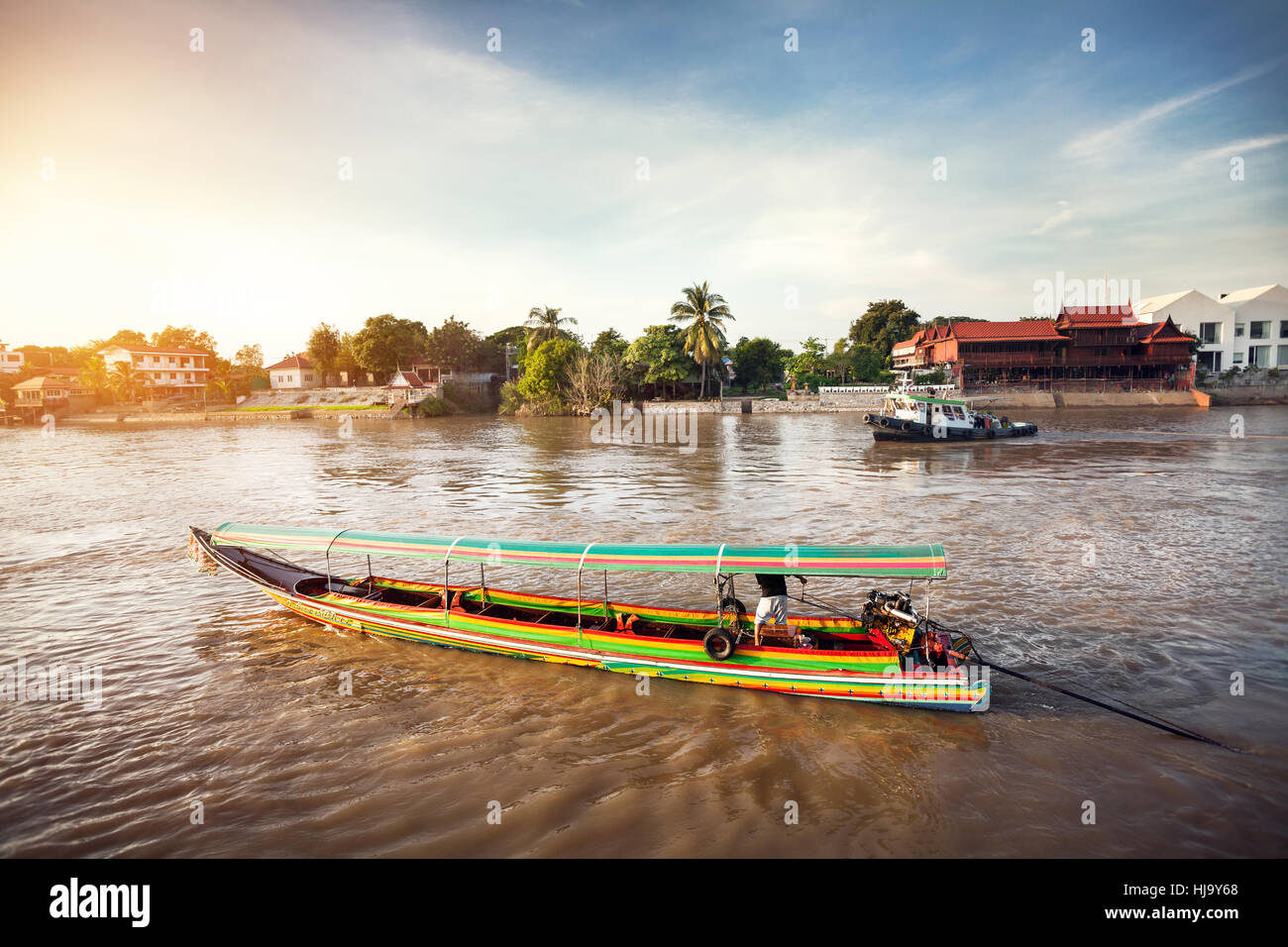 Longtail crociera in barca da fiume Chao Phraya in città antica Ayutthaya, Thailandia Foto Stock