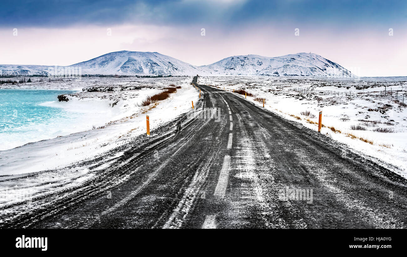 Islanda paesaggio innevato, bella scena invernale, extreme viaggi in terre scandinave, pacifica vista sulle montagne Foto Stock