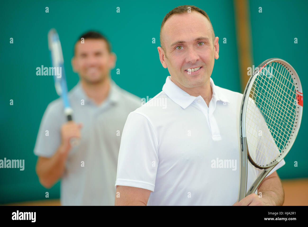 Due uomini sul campo da tennis Foto Stock