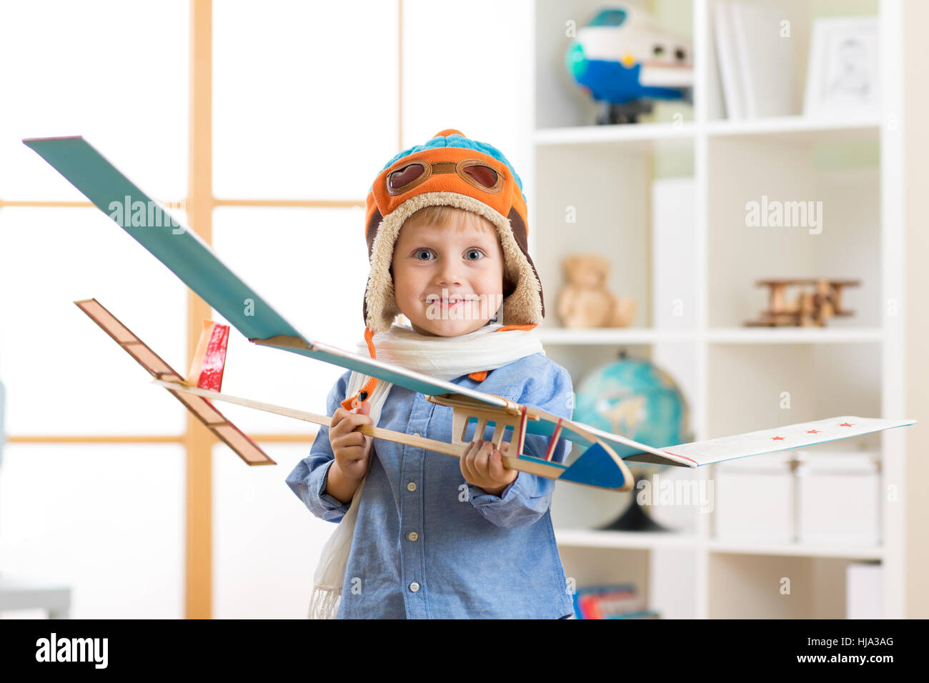 Bambino felice ragazzo con modello di aereo sogna di diventare pilota Foto Stock