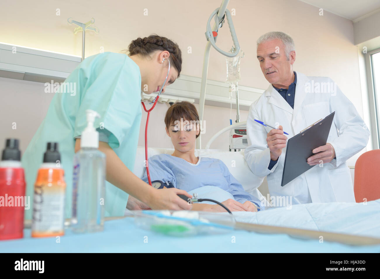 L'infermiera facendo pressione del sangue del paziente Foto Stock