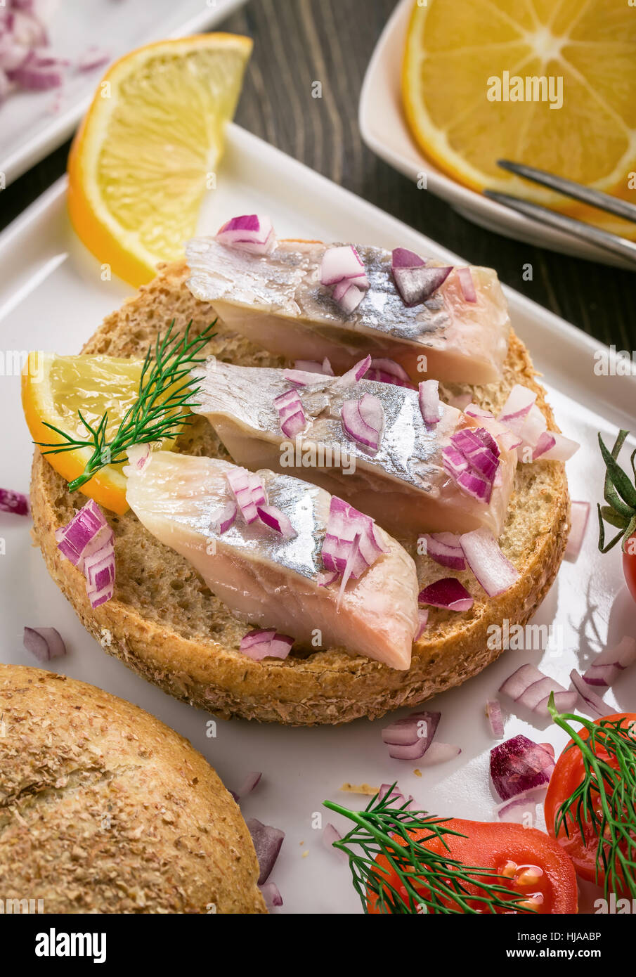Fette di aringa su bun con cipolla Foto Stock