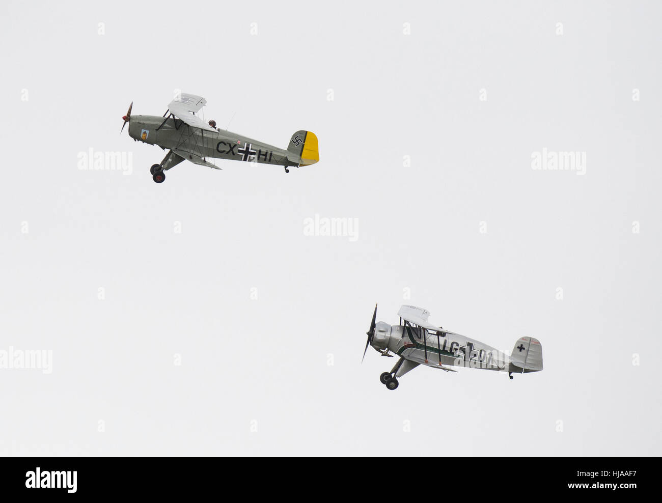 Due tedesche Bucker fighter aircraft effettuando in corrispondenza di un flypast in onore di ex pilota di prova Eric 'Winkle' Brown a RNAS Yeovilton. Foto Stock