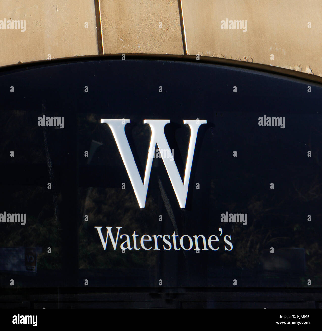 Un segno per Waterstone's bookshop nel centro città di Norwich, Norfolk, Inghilterra, Regno Unito. Foto Stock