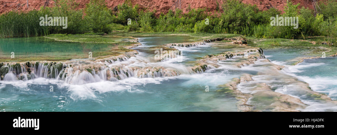 Le cristalline acque turchesi di Havasu Creek il flusso sulle terrazze di travertino formando piscine in Havasupai Indian Reservation, Arizona. Foto Stock