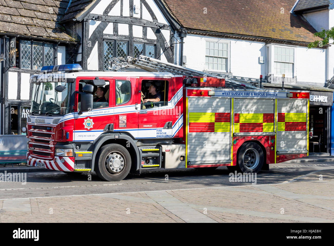 West Sussex Fire & Rescue Service engine, High Street, Crawley, West Sussex, in Inghilterra, Regno Unito Foto Stock